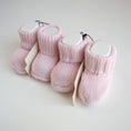 Carica l'immagine nel visualizzatore della galleria, Scarpine culla in lana chunky - Rosa