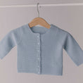 Carica l'immagine nel visualizzatore della galleria, Cardigan neonato 100% puro cashmere Azzurro