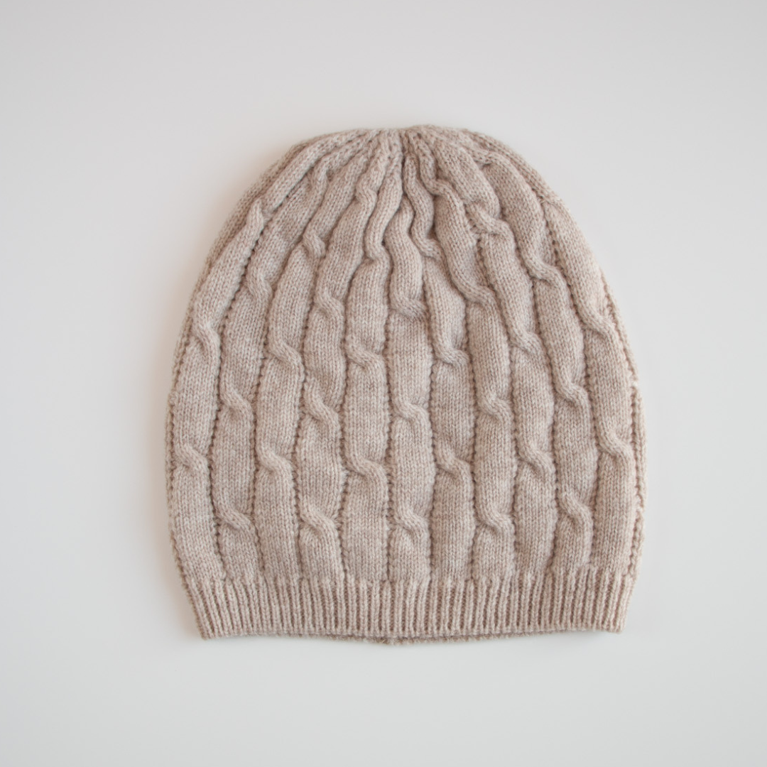 Cappello in lana cardata a trecce