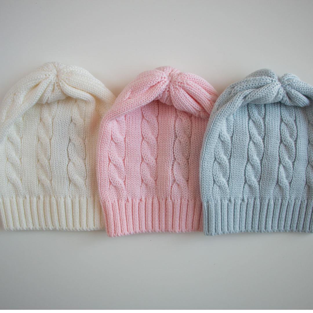 Cappellino in lana a trecce