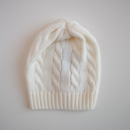 Cappellino in lana a trecce