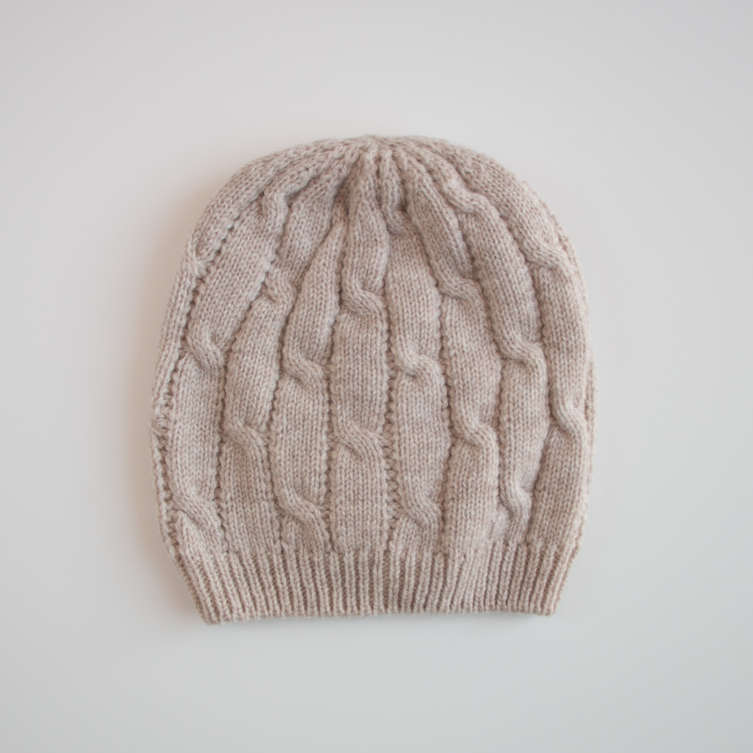 Cappello in lana cardata a trecce