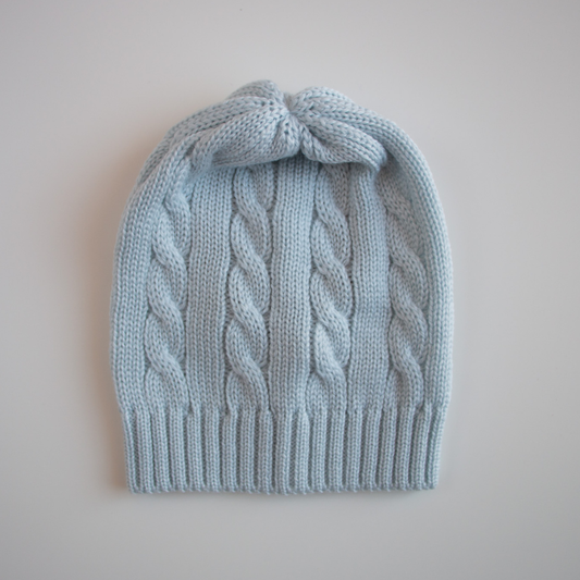 Cappellino in lana a trecce