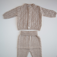 Carica l'immagine nel visualizzatore della galleria, Completo cardigan e pantalone in lana cardata a trecce
