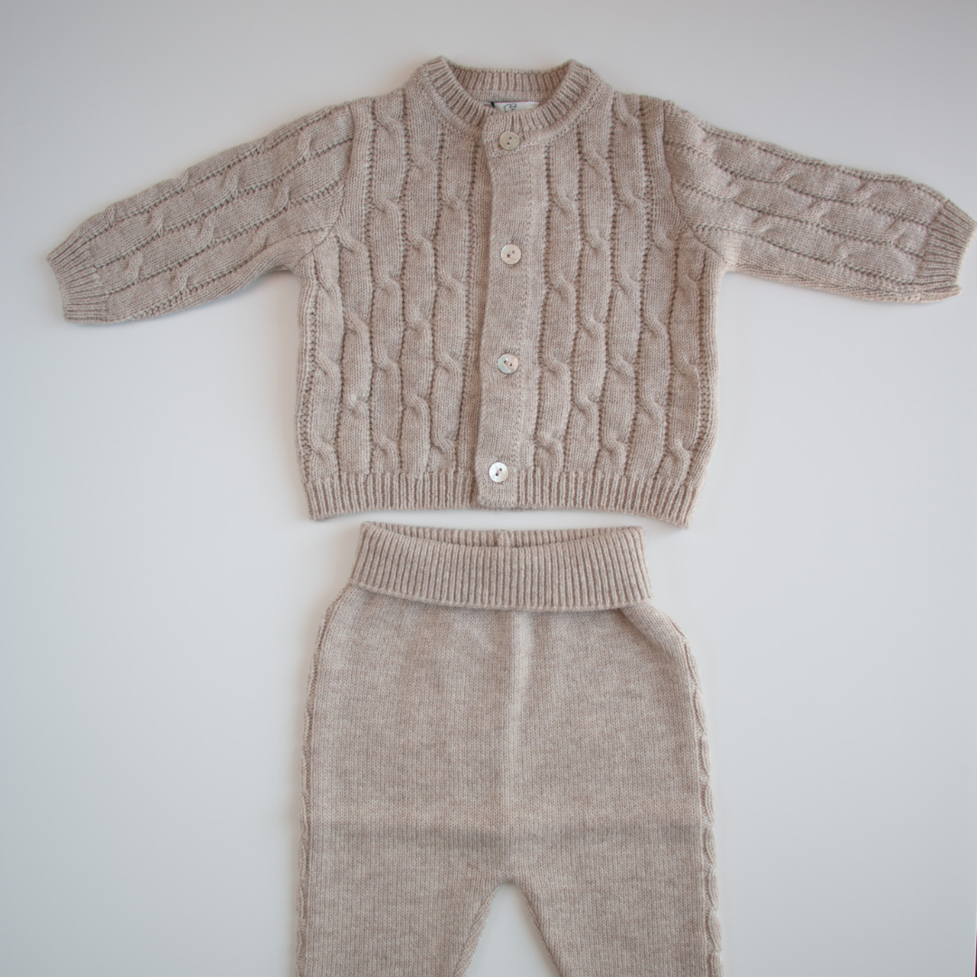 Completo cardigan e pantalone in lana cardata a trecce