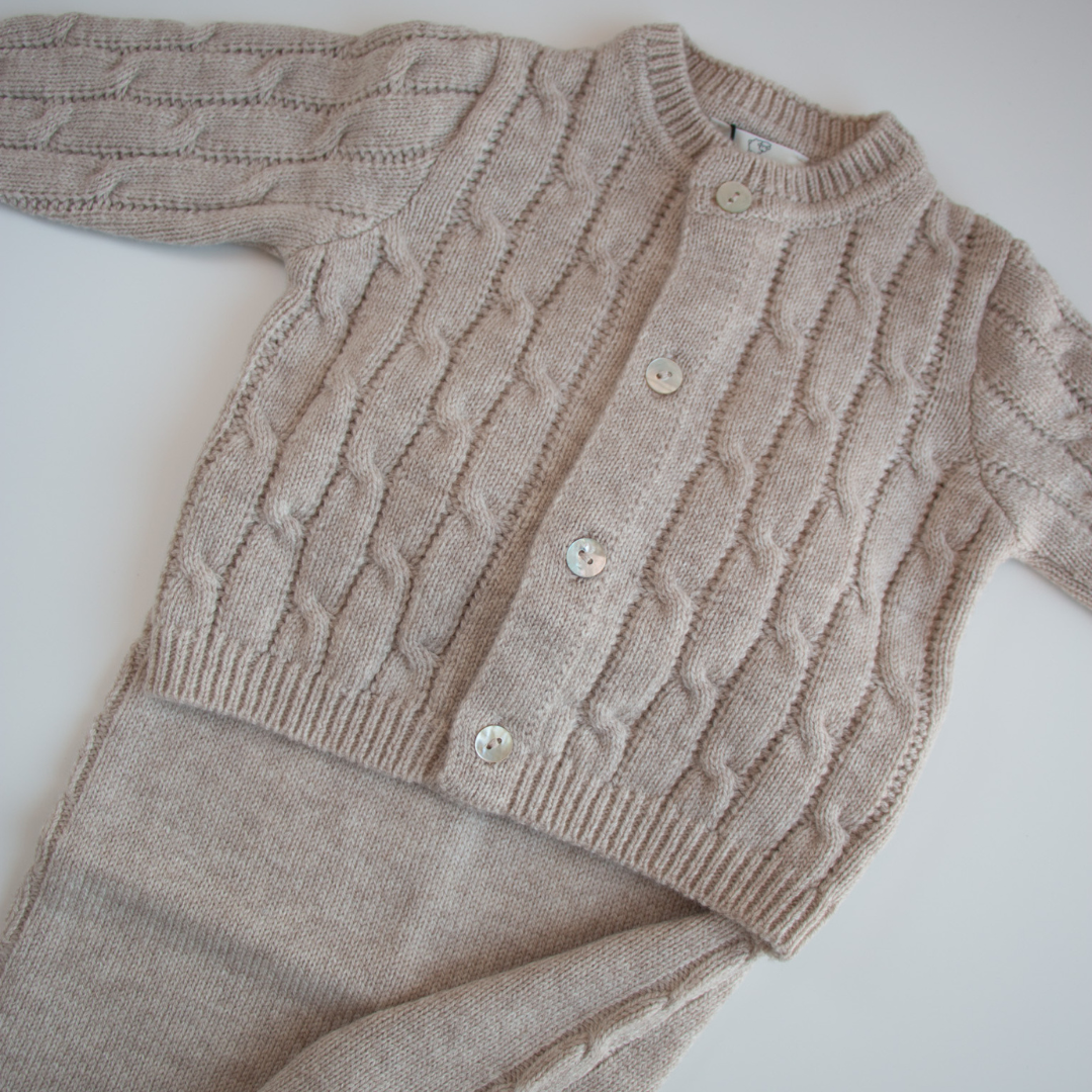 Completo cardigan e pantalone in lana cardata a trecce