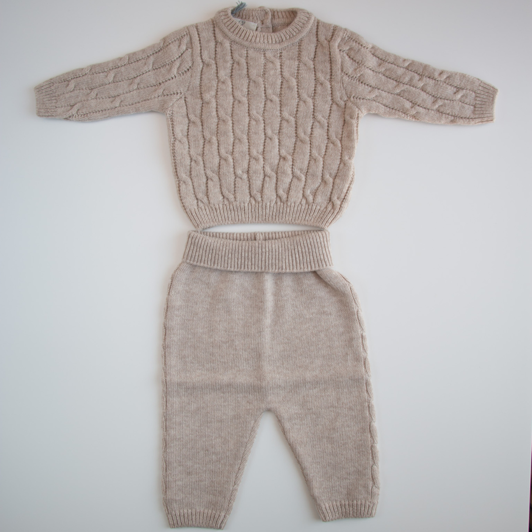 Completo maglie e pantalone in lana cardata a trecce