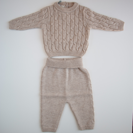 Completo maglie e pantalone in lana cardata a trecce
