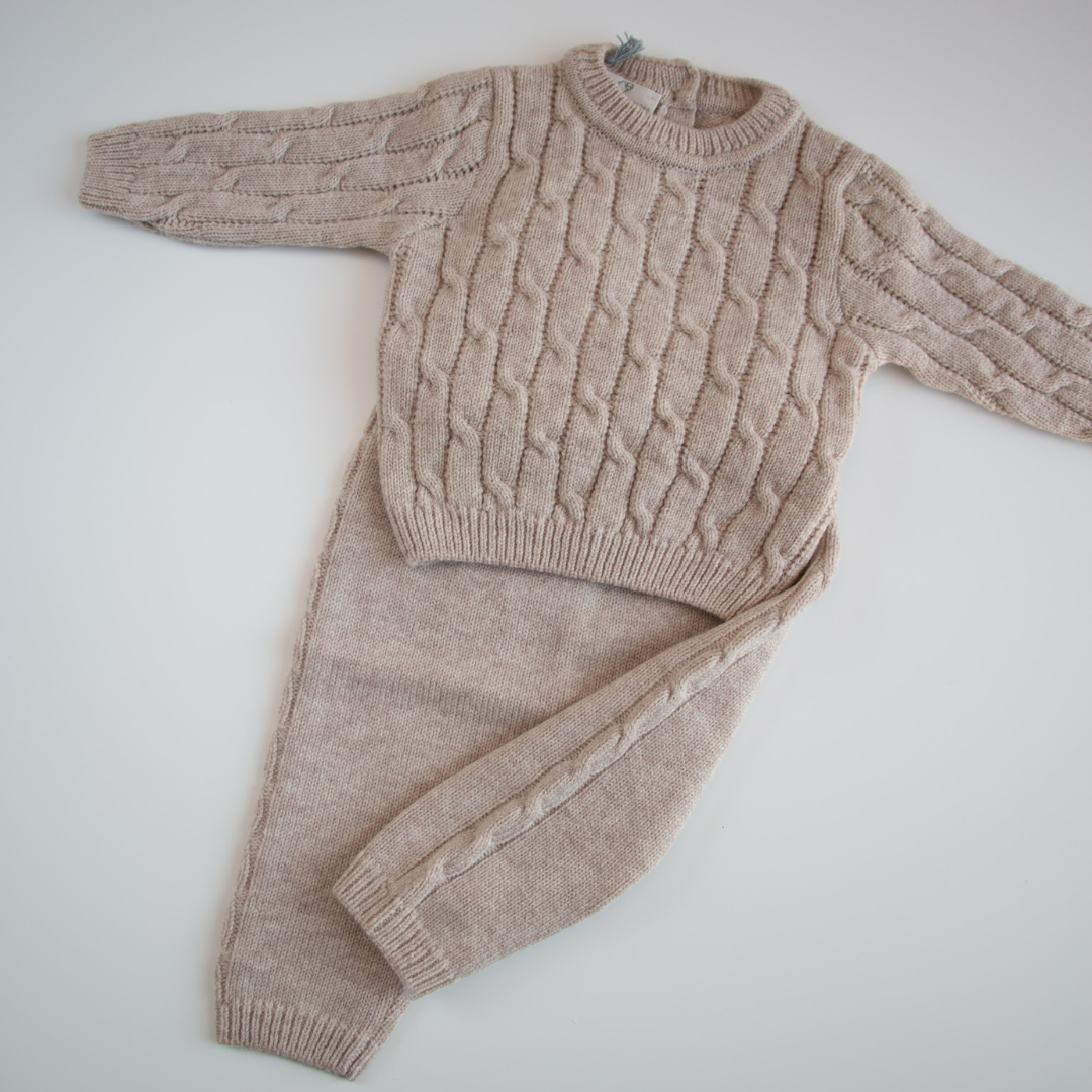 Completo maglie e pantalone in lana cardata a trecce