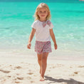 Carica e riproduci il video nel visualizzatore della galleria, Set Mare Bambina con Shorts Floreali Rosa e T-shirt con Fiocco Coordinato
